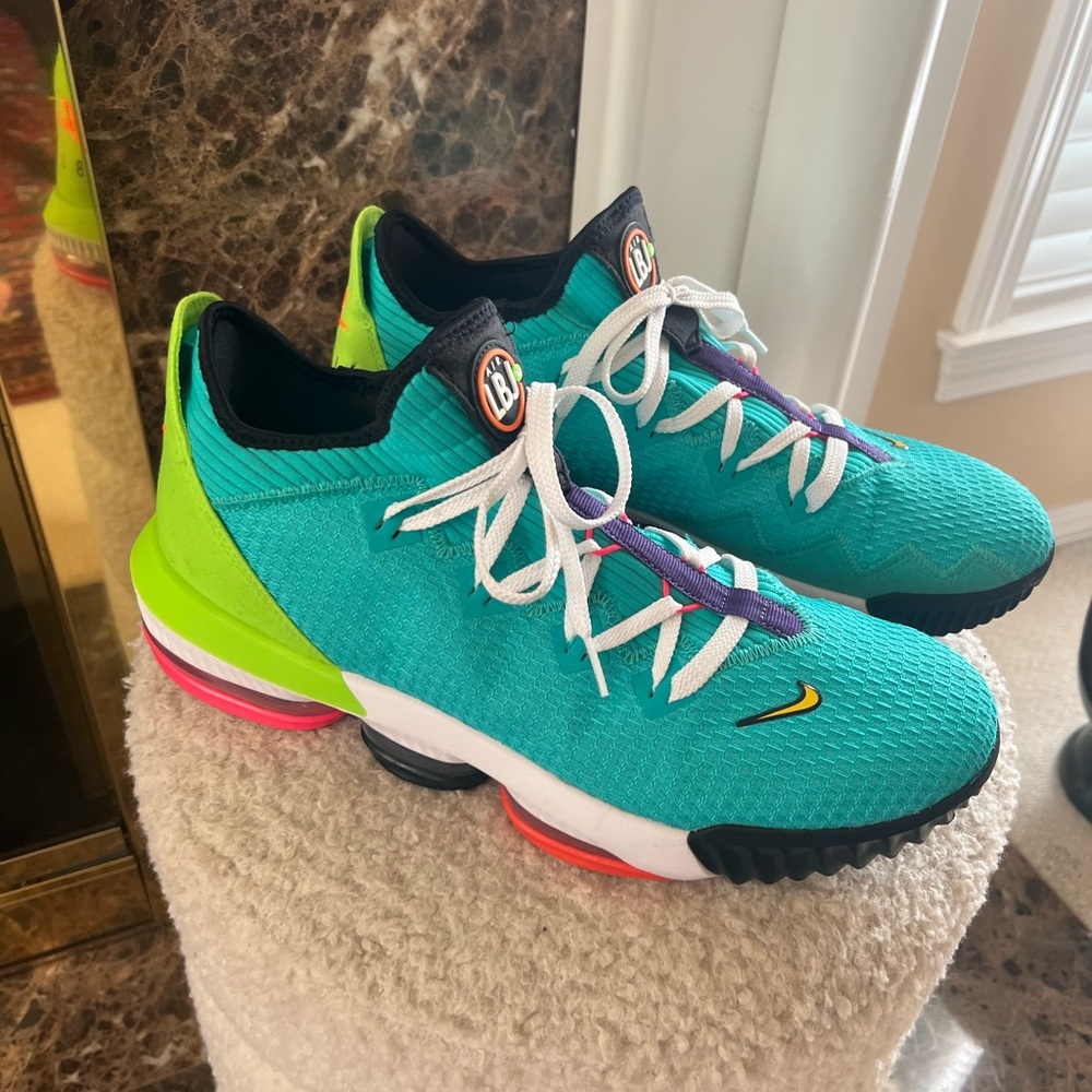 LeBron 16 Low Air Max Trainer 2